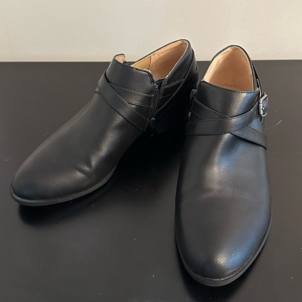 NWOT Black Leather Shooties